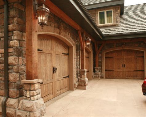 Just like their garage apartment cousins, carriage houses are available in a wide variety of sizes and architectural styles. L Shaped Garage | Houzz