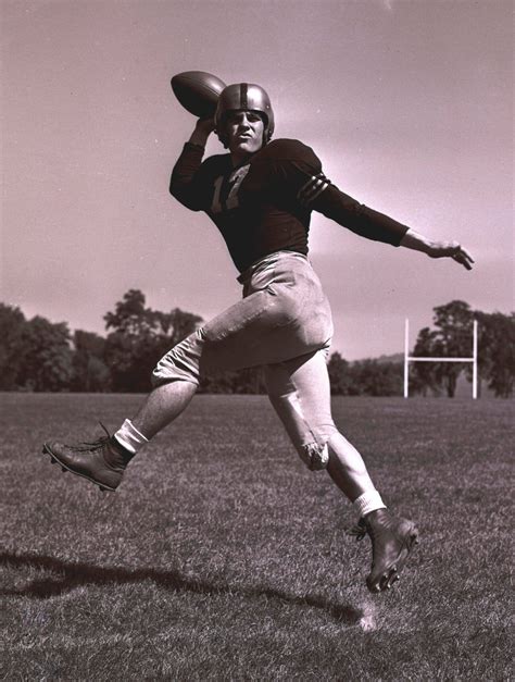 Arnold Tucker, 95, Celebrated but Overshadowed Quarterback, Is Dead