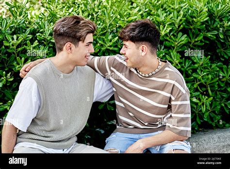 moment d intimité d un couple gay photo stock alamy