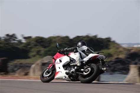 Hyosung gt650r is on its extreme speed with a speedy flyby done by sagar dhiman. 2013 Hyosung GT650R Review - Top Speed