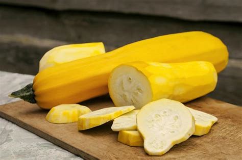 El zucchini es un clásico de todo el año, aporta una gran cantidad de nutrientes a las comidas (una taza de zucchinis brinda el 15% de la ingesta recomendada de vitamina c por día) y es indescriptiblemente rico. 10 New Summer Squash Recipes - How to Cook Squash ⎪ Mamiverse