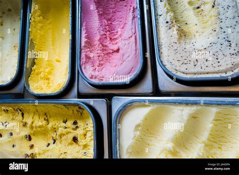 En Vista Cenital De Tinas De Diferentes Sabores De Helados Fotograf A