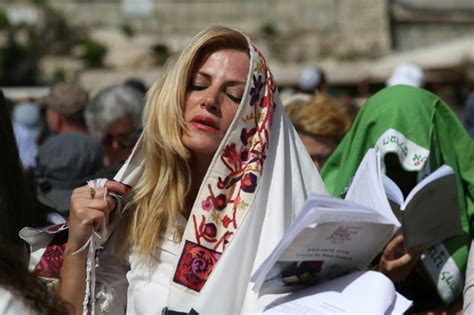 Womens Blessing At Jerusalems Western Wall Curtailed Daily Mail Online