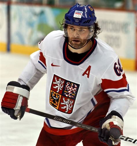 At 43, jagr is helping young teammates and the team's dwindling playoff hopes. Radio Prag - Jaromír Jágr ist mit 44 ältester NHL-Spieler ...