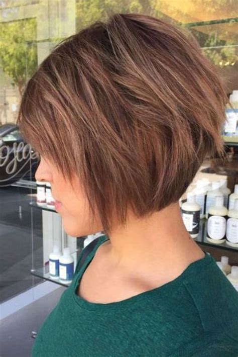 Carré court plongeant dégradé  Cheveux courts carré plongeant, Cheveux