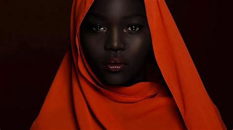 Nyakim Gatwech Usa Seu Instagram Para Celebrar A Beleza Da Pele Negra