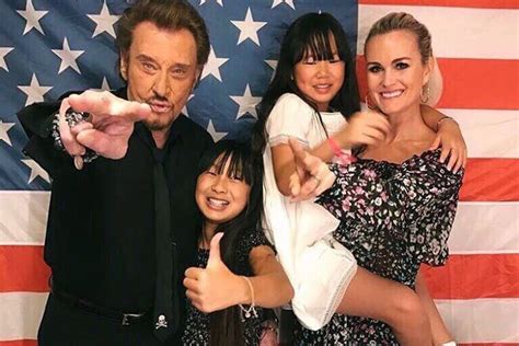 Plus tard, ils reviennent au vietnam et adoptent joy, en décembre 2008 et née en juillet 2008. Johnny Hallyday: Laeticia, Jade et Joy, son dernier bonheur