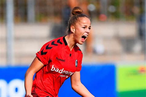 Check out the latest pictures, photos and images of giulia gwinn. Fußball: SC-Spielerin Giulia Gwinn für das Tor des Monats nominiert - Freiburg - fudder.de