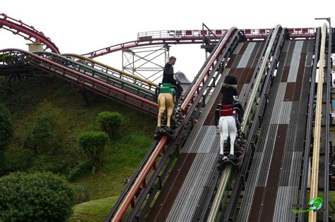 Each car can hold two riders for a total of 14 pass. Steeplechase - Pleasure Beach Blackpool | Freizeitpark-Welt.de