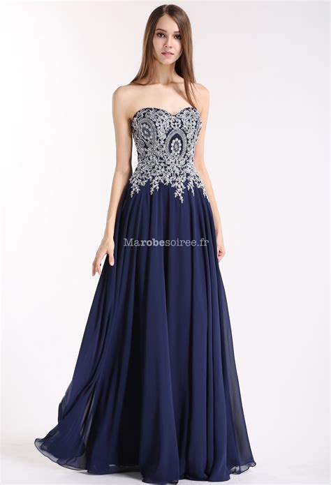 Tenues pour un bal de fin d'ann�e. Robe de bal chic et glamour en bleu nuit