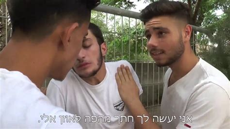 בפועל, בליל יום הזיכרון בשעה שמונה נשמעת צפירה בת דקה אחת, ולמחרת בשעה אחת עשרה צפירת התייחדות בת שתי דקות. ‫צפירה 2017‬‎ - YouTube