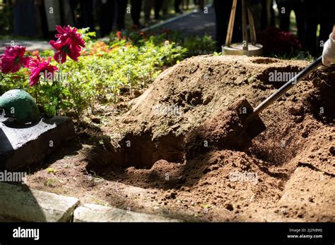 Burying Grave Funeral Details Mourning Ceremony Gravedigger With