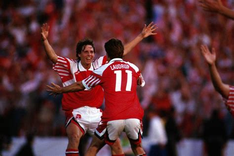 Das meer funkelte in der sonne, wo es gegen die steine der mauer schlug. Fußball-EM 1992: Vom Strandkorb auf den EM-Thron - DER SPIEGEL