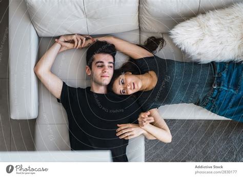 Paar Auf Der Couch Liegend Ein Lizenzfreies Stock Foto Von Photocase