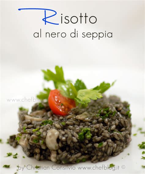 Per preparare il risotto al nero di seppia e gamberi iniziate preparando il brodo vegetale e proseguite tritando finemente lo scalogno 1 quindi unite il riso 9 e lasciatelo tostare per ulteriori 3 minuti mescolando anch'esso continuamente. Riso al nero di seppia