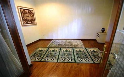 Ada juga 3 kamar yang dibangun di lantai 2 semuanya, karena keterbatasan lahan. Foto Mushola dan Ruang Sholat Dalam Rumah Sederhana - Tips ...