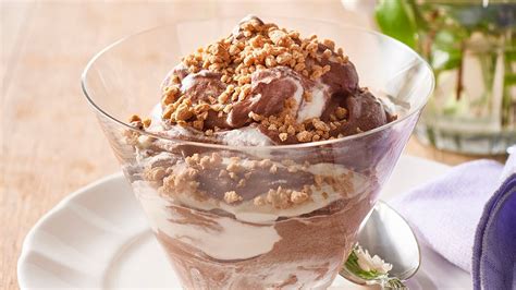 Rich, fluffy chocolate mousse layered over chocolate cake, raspberries and caramel sauce! Chocolate Gay Time Mousse - Recipe | Unilever Food Solutions