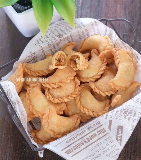 Cara membuat pastel kering isi abon sapi, kue pastel goreng isi abon sapi atau lebih sering disebut dengan nama pastel mini abon sapi adalah sejenis kue kering yang biasa disajikan pada acara keluarga atau juga sering disajikan pada saat lebaran. Pastel Abon Mini, Sekali Hap Tak Kan Bisa Berhenti - Resep ...