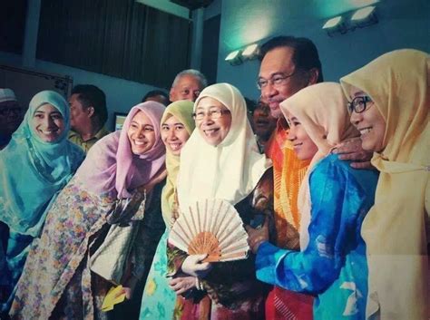 Presiden pkr, anwar ibrahim kata selepas semak tuduhan abdul hadi orangkata adalah website yang digerakkan oleh anak muda yang mahu membawa pengetahuan dan budaya befikir dalam masyarakat. Keluarga Anwar Ibrahim tidak porak peranda,walaupun fitnah ...