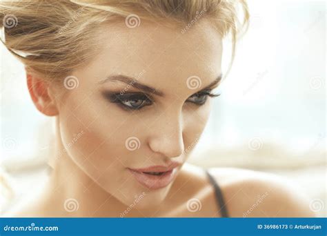 Sensuele Vrouw Met Perfect Lichaam Stock Afbeelding Image Of Gezond
