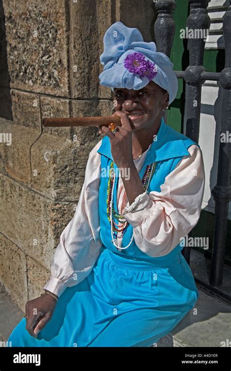 Señora Vistiendo Coloridos Trajes Tradicionales Fumar Un Cigarro La