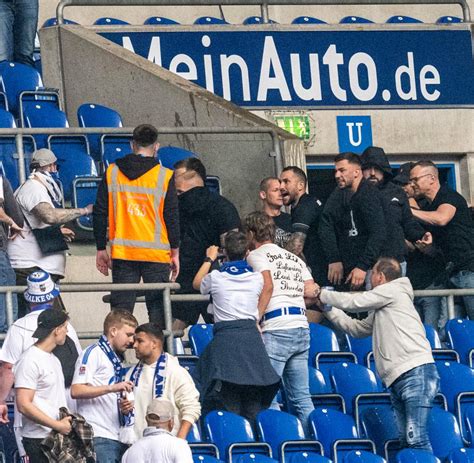 Nach Bundesligaspiel Frankfurter Fans klettern aus Auswärtsblock Schlägereien in der Schalker