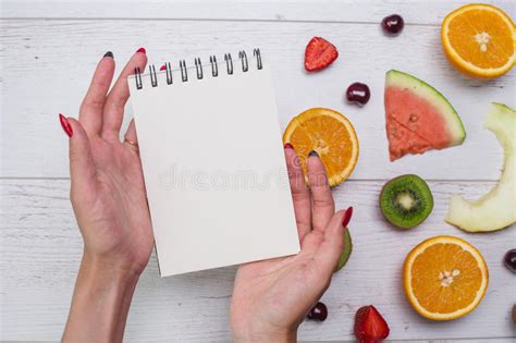 Hoogste Die Mening Van Meisjes S Handen Op Witte Desktop Met Vruchten