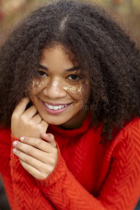 Une Jeune Femme Afro Américaine Joyeuse Avec Des Cheveux Bouclés Les Yeux Fermés Rire Et S