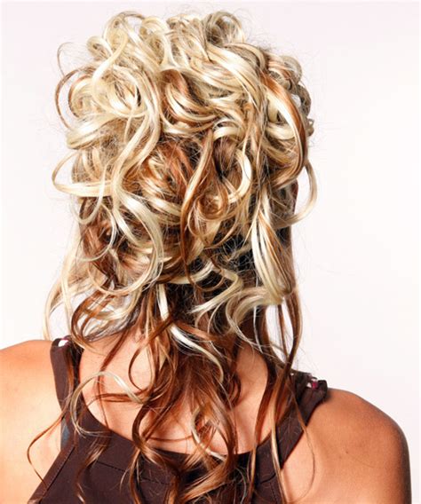 Warmer weather= getting my hair out of my face (in the most stylish way, of course). Long Curly Half Up Hairstyle