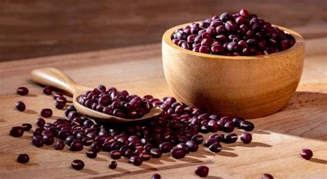 Ingredienti per 4 persone 200 g fagioli rossi secchi 1 costa di sedano 1 carota 2 porri 1 scalogno 1 spicchio d'aglio 2 cucchiaini. Fagioli azuki rossi: proprietà, benefici e come cucinarli