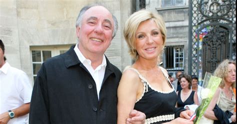 Closer rappelle qu'en 2012, la présentatrice avait pu compter sur le soutien de son mari quand on lui avait annoncé qu'elle avait un cancer du sein. Evelyne Dhéliat et son mari Philippe à Avignon. Juillet ...