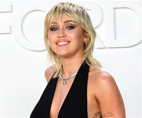 It's not every day you get a haircut over facetime. Miley Cyrus Debuts Pixie Cut Hairstyle In Quarantine ...