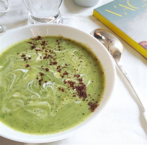 Soupe froide de courgette lait de coco et sumac