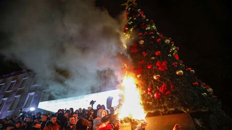 Medidas para navidad y año nuevo. Queman árbol de Navidad en medio de las protestas por ...