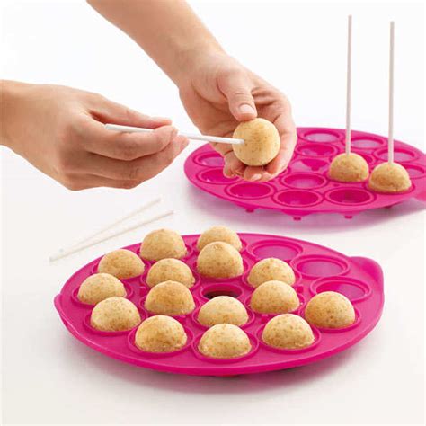 This little treat is a combination of vanilla cake, frosting, and pink candy coating. Silicone cake pops mould - Lékué