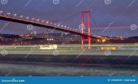 Den Bosporus Bron På Natten Med Ljusa Slingor Av Bortgången Sänder