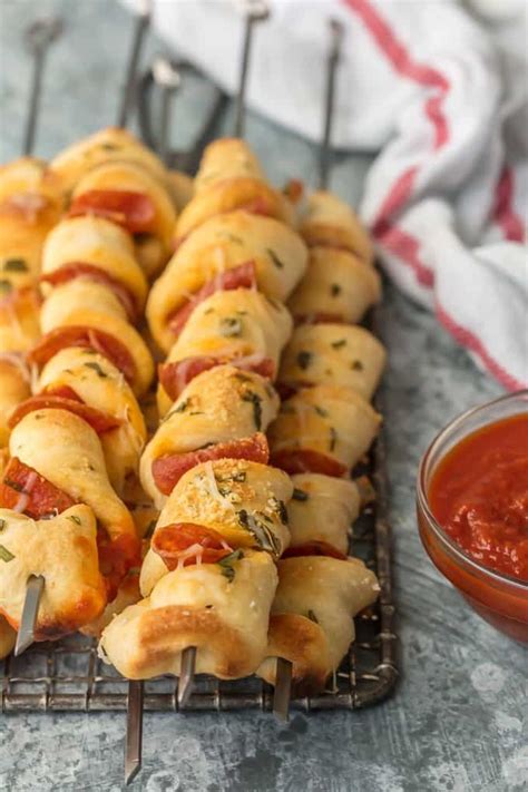 Entdecke rezepte, einrichtungsideen, stilinterpretationen und andere ideen zum ausprobieren. Pizza on a stick | Party snacks for adults appetizers ...