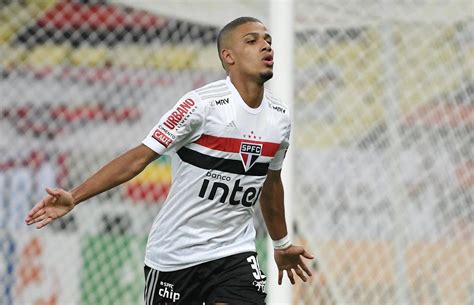 Sao paulo ayrıca yaptığı bir diğer paylaşımla da. Hugo Souza falha, e São Paulo vence o Flamengo com 2 gols ...