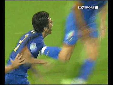 Il ragazzo, pur con lunga barba, è di età indefinita, non gli darei 20 anni guardandolo in faccia, ma chi diffonde la foto sostiene ne abbia 33. Italia - Germania 2-0 - Semifinale Mondiali 2006 ...