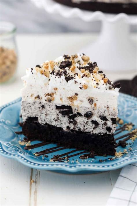 This recipe for oreo cake is made with a delicious chocolate cake and a light, airy oreo whipped cream frosting. Oreo Brookie Mousse Cake Recipe - Food Fanatic