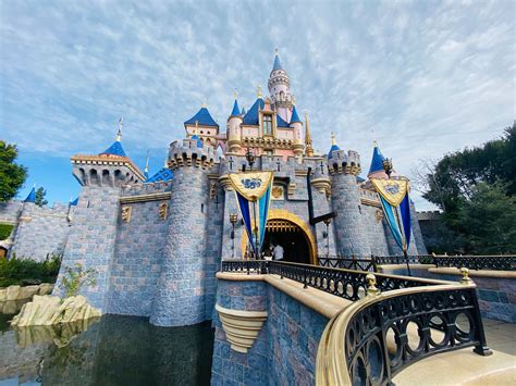 Enjoy the meme 'real state in california' uploaded by dangerouspizza. Disneyland » Vacances - Guide Voyage