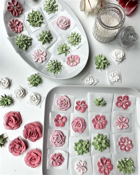 Tortenaufleger esspapier kuchen torte deko dekoration kindergeburtstag geburtsta. Blumen aus Meringue und Buttercreme, schöne Deko für ...