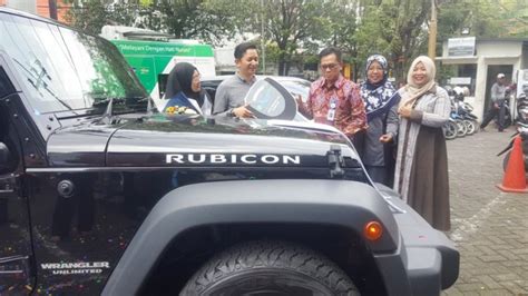 warga surabaya  peroleh jeep wrangler rubicon  bank syariah