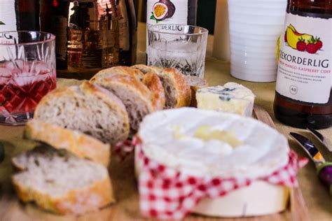 It brings people together and can take many shapes, from cosy family gatherings to more hedonistic parties, lasting well into the night. 6 tips on how to throw a Swedish dinner party this autumn