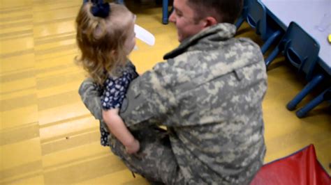 Us Soldier Surprises 2 Year Old Daughter At School Soldier Homecoming Soldier Surprises