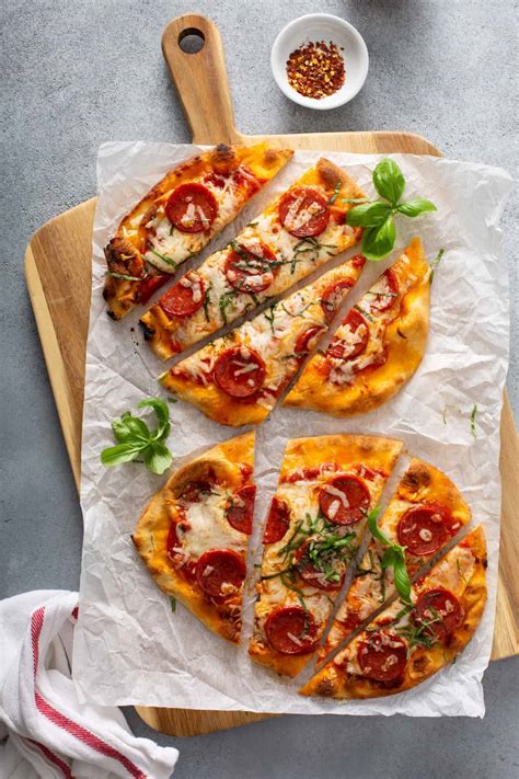 Pepperoni Flatbread Pizza Quick And Easy Hungry Foodie