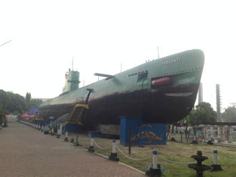 Monumen kapal selam atau lebih dikenal dengan nama monkasel terletak di pusat surabaya, tepatnya di jalan pemuda no. Kafe di pinggir Kalimas Monkasel Surabaya - Foto Monumen ...