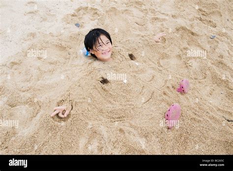 Eine Junge Japanische Mädchen Spielerisch Vergraben Im Sand Am Strand