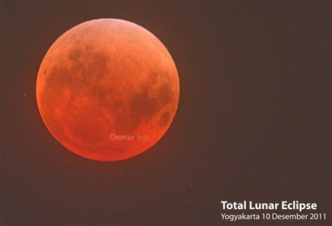 Saat yang terjadi adalah gerhana bulan total, maka bulan akan berada di tengah bayangan bumi bagian umbra. Foto gerhana bulan total dari Yogyakarta | Kafe Astronomi.com