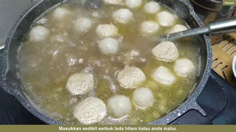 Masukkan bumbu antara lain, 2 sendok makan minyak ayam kedalam mangkok bersama dengan ¼ sendok teh penyedap rasa. Cara Buat Kuah Mee Sup Ayam - YouTube